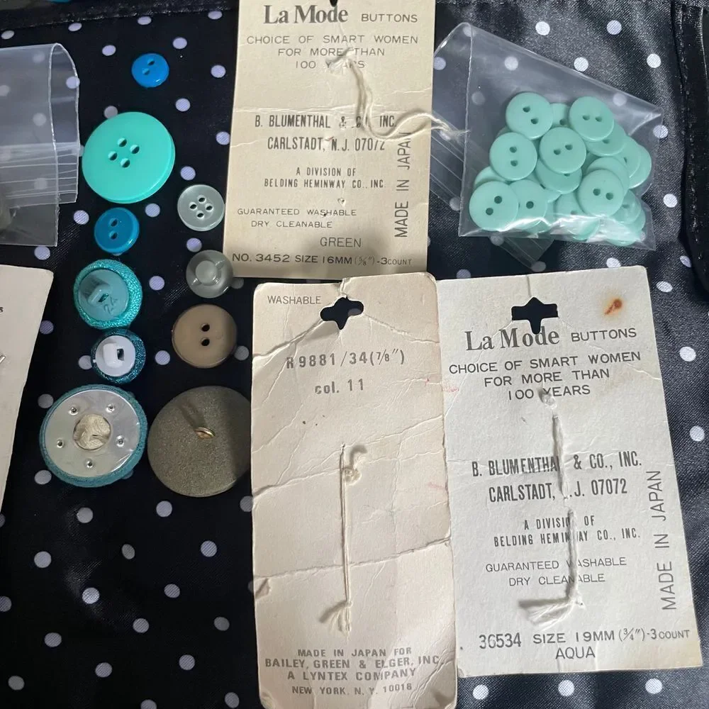 Vintage Lot sewing Clothing flat shank buttons various material‎ & sizes green